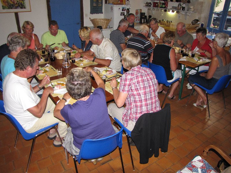 camping le bonhomme_aan tafel.jpg - Ah, hier moet ik natuurlijk ook wat foto's van laten zien.Op camping Le Bonhomme zijn de eigenaren Wil en Frank ook gastgevers bij het diner dat men een paar keer per week organiseert. Erg gezellig en beslist een aanrader voor alle campinggasten.